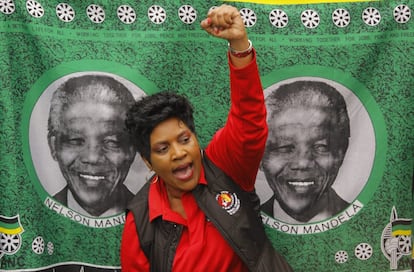 Mulheres e homens choram a morte do ex-presidente sul-africano Nelson Mandela em frente a sua última residência em Johannesburgo (África do Sul), 6 de dezembro de 2013.