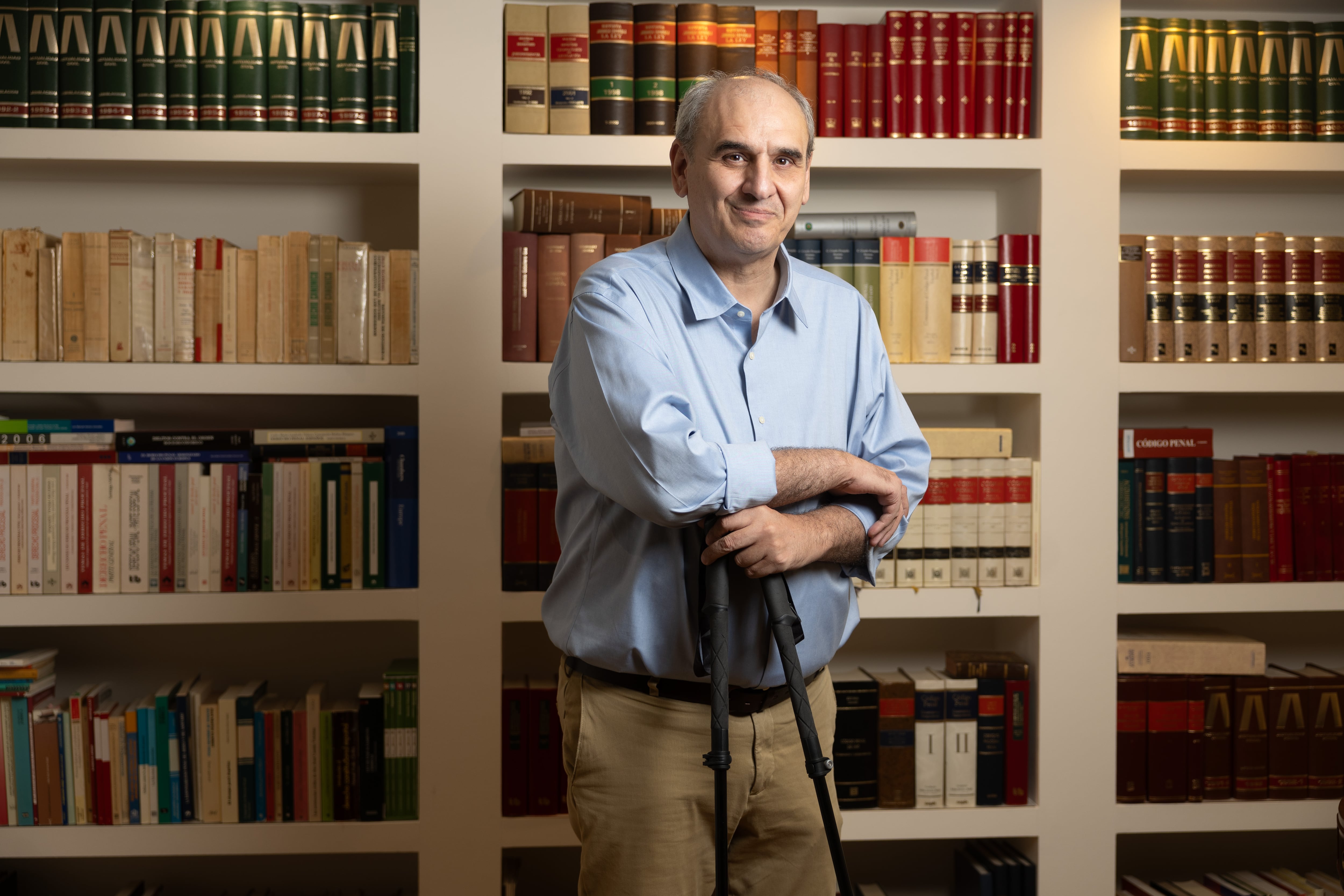 Barrabés posa para la entrevista.