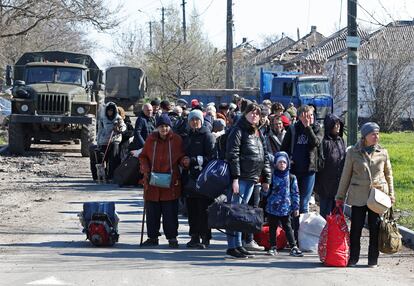 Decenas de civiles han logrado abandonar este miércoles la ciudad portuaria de Mariupol en un pequeño convoy de autobuses. Las autoridades de la localidad han anunciado que esperar evacuar a unas 6.000 personas a lo largo de la jornada tras un acuerdo con Rusia, el primero en semanas, para establecer un corredor seguro. 