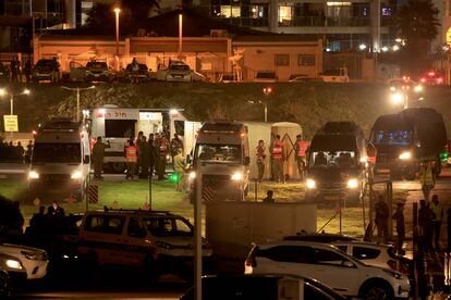 Fuerzas de seguridad israelíes junto a las ambulancias que esperan afuera del helipuerto del centro médico Schneider de Tel Aviv, este viernes, donde se procederá a recoger a los rehenes israelíes liberados por Hamás.