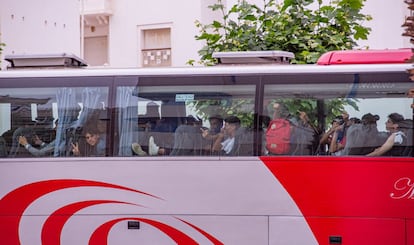 Después de tres días de llegadas masivas de inmigrantes a la costa ceutí, la policía marroquí comenzó a echar a los jóvenes de las proximidades de la frontera. En la imagen, un autobús fletado por las autoridades de Marruecos en Fnideq.