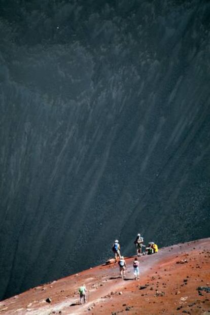 Senderistas en la isla de Fogo, en Cabo Verde.