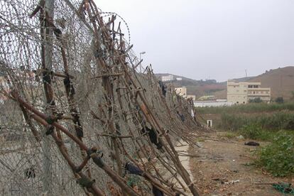 Al menos cinco inmigrantes han muerto en un asalto a la valla que separa Ceuta de Marruecos en el incidente de este tipo más trágico hasta la fecha. En la imagen, escaleras usadas por los subsaharianos en su intento de entrada.