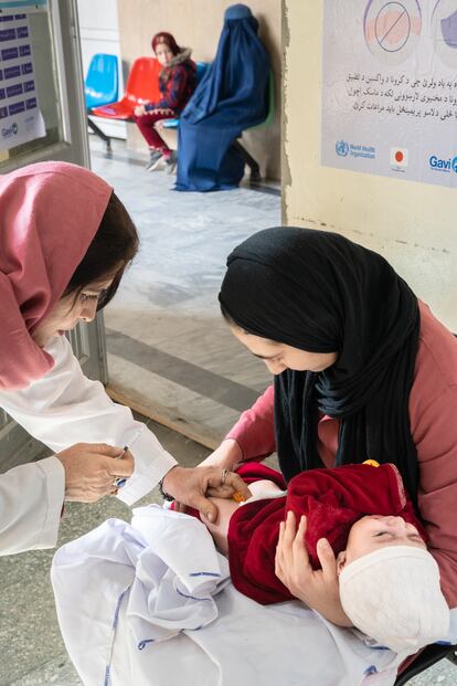 Una trabajadora de la salud vacuna a un bebé en el hospital de Kabul. A finales de febrero de este año, varios ataques simultáneos acabaron con la vida de ocho vacunadores, lo que obligó a la ONU a suspender temporalmente las inmunizaciones en Kunduz y Tahar, las provincias del norte de Afganistán afectadas. 