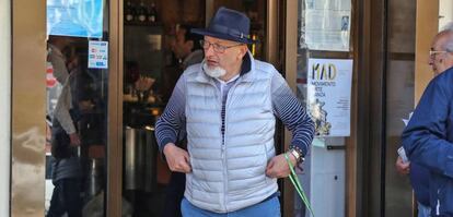 Tiziano Renzi llega a la sede del PD en Florencia para votar en las primarias, a finales de abril.