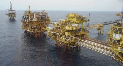 Fotografía de una plataforma petrolera.