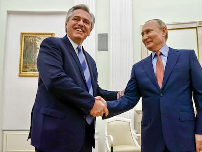 El presidente argentino, Alberto Fernández, saluda al líder ruso, Vladímir Putin, en una visita a Moscú el 3 de febrero.