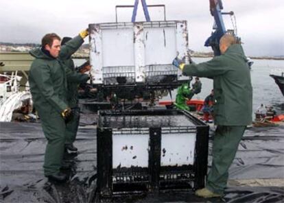 Los esfuerzos de los pescadores por recoger todo el combustible posible chocan de plano con la falta de contenedores en tierra. "Antes cargábamos cada vez 150 litros de fuel, vaciábamos en tierra o en los barcos grandes de los mejilloneros y volvíamos a por más, pero ahora no podemos", comenta un joven voluntario.