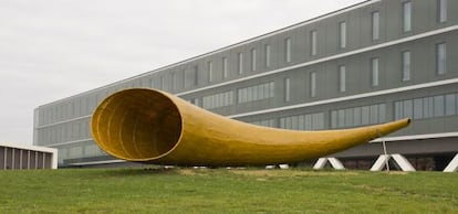 Escultura realizada por alumnos de la Facultad de Bellas Artes de la UPV e instalada en el campus de Leioa, que sonará en los actos académicos. 