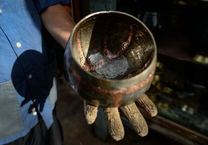 Un cuenco budista terminado y preparado para el 'Khao Phansa'. Esta tradición de realizar un retiro espiritual en época de lluvias es anterior budismo, pero fue seguida por Buda durante su vida, lo que anima a muchos a emularlo en la actualidad.