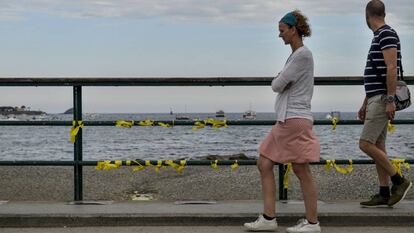 Yellow ribbons on the Paseo del Mar bridge in Cadaques last Wednesday.