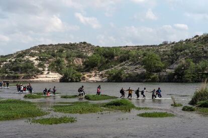 La mayoría de los migrantes indocumentados que llegan a la frontera estadounidense son devueltos de manera inmediata a México por la aplicación del Título 42, una medida implementada por la Administración de Donald Trump por la crisis del coronavirus y que ha mantenido la de Biden, que implica el cierre de la frontera terrestre a actividades no esenciales y a nuevos casos de asilo.