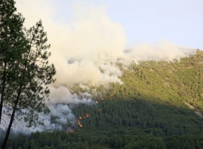 Imagen aérea tomada ayer del fuego que asola la comarca de Las Hurdes en Cáceres