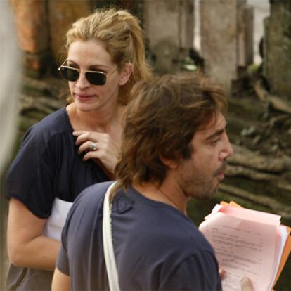 Julia Roberts, con Javier Bardem, ayer en Bali.