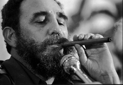 El líder cubano Fidel Castro fumando un puro en un acto público, en 1979.