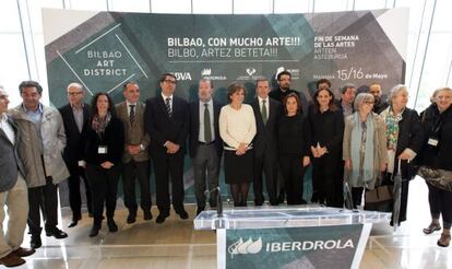 Representantes de instituciones, museos y galerías, este viernes en la inauguración del Fin de Semana de las Artes, en Bilbao.