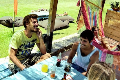 En la ensenada de Bolonia (Tarifa) se encuentra el Sirocco, con sus hamacas coloristas, pufs y palés, todo amenizado por actuaciones diarias.