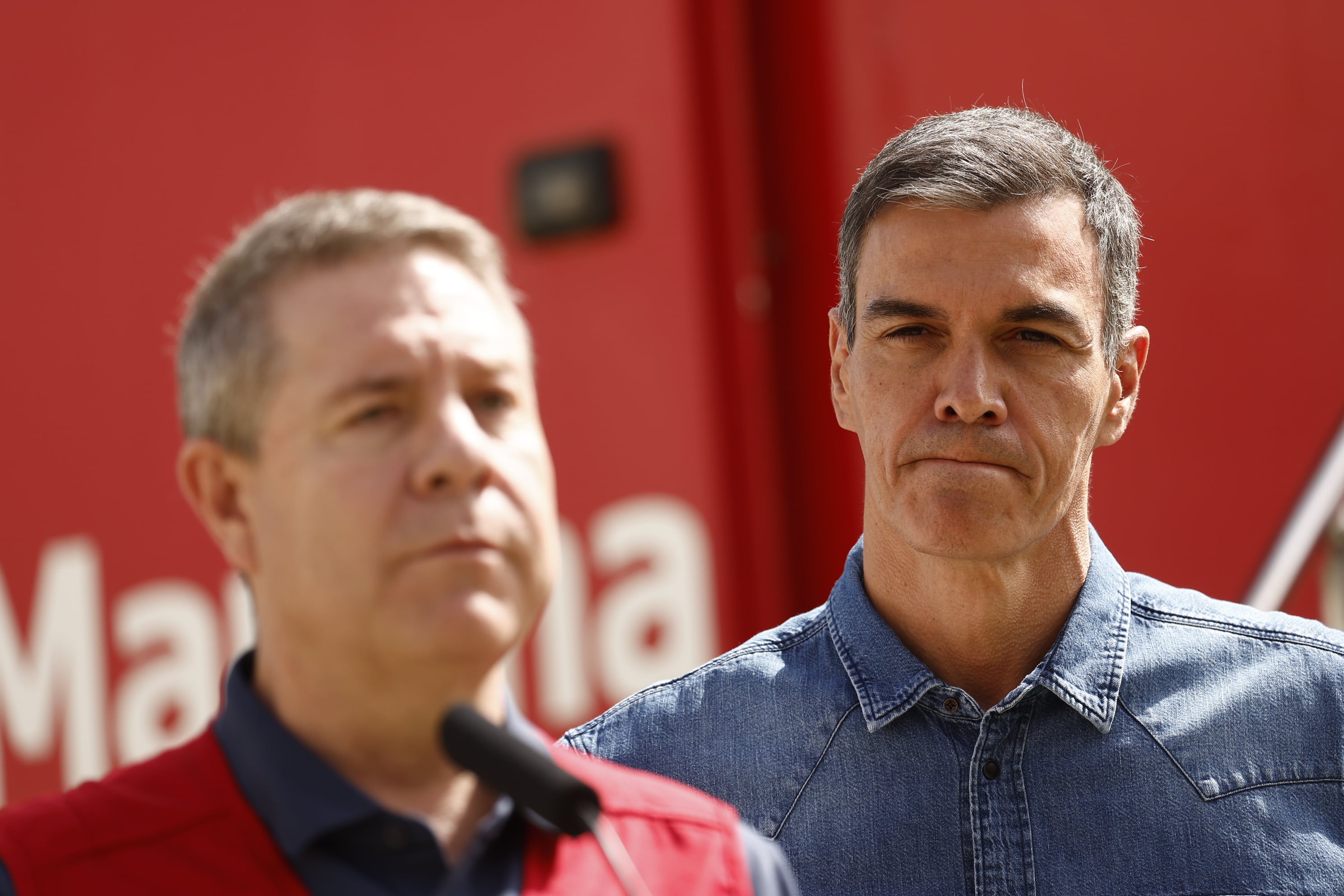 El presidente del Gobierno, Pedro Sánchez, escucha la intervención del presidente Castilla-La Mancha, Emiliano García-Page, durante una visita al Puesto de Mando Avanzado situado en Tamajón (Guadalajara), este miércoles.
