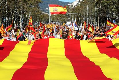 Banderas catalanas, españolas y de la UE son portadas por los manifestantes durante la manifestación por el paseo de Gràcia. Los asistentes también han exhibido globos blancos con las tres banderas, y se han oído cánticos de "Viva España", "viva Cataluña", "ni amnistía ni perdón", "golpistas a prisión", "TV3, manipuladora", "Puigdemont a prisión" o "todos somos Cataluña".