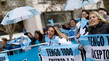 Seguidoras de Luis Miguel cantan y bailan antes de asistir al primer concierto de la gira del cantante mexicano en la ciudad de Buenos Aires, Argentina, el 4 de agosto de 2023.