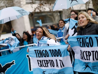 Seguidoras de Luis Miguel cantan y bailan antes de asistir al primer concierto de la gira del cantante mexicano en la ciudad de Buenos Aires, Argentina, el 4 de agosto de 2023.