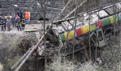 Imagen del convoy regional de pasajeros fuera de la vía.