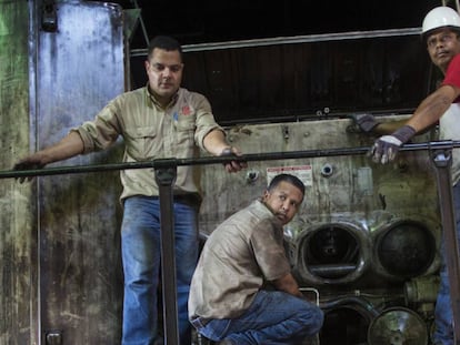 Trabalhadores consertam uma locomotiva em Cidade Guayana, em 1 de novembro.