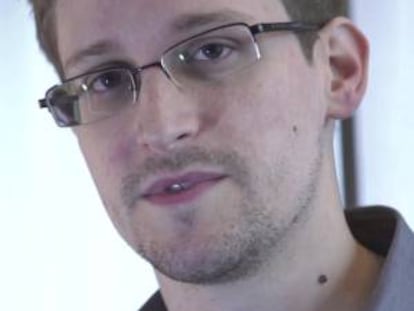 Fotograma de un vídeo distribuido el 10 de junio de 2013, por el diario The Guardian que muestra al extécnico de la CIA Edward Snowden. EFE/Archivo