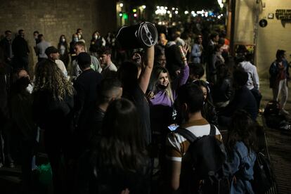 En la imagen, jovenes con un altavoz de fiesta en el fossar de les Moreres en el barrio del Born el primer viernes con bares abiertos por la noche.