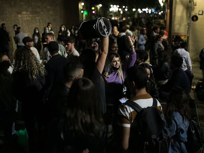 En la imagen, jovenes con un altavoz de fiesta en el fossar de les Moreres en el barrio del Born el primer viernes con bares abiertos por la noche.