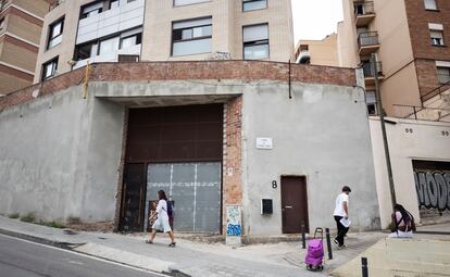 Edificio de obra nueva ocupado desde hace años en el distrito de Horta-Guinardó de Barcelona.