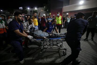 El cuerpo de un periodista palestino alcanzado por un bombardeo israelí era transportado en camilla el día 10 en la ciudad de Gaza.