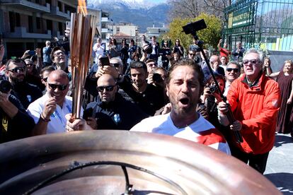 Gerard Butler lleva la antorcha olímpica de Mystras a Esparta.