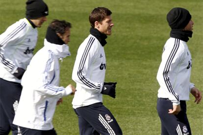 Los jugadores del Real Madrid, durante el entrenamiento de esta mañana