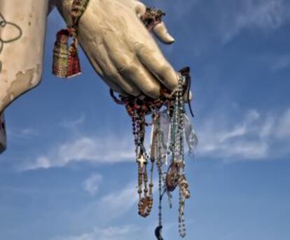 Detalle de la estatua de Santa María, en Acciaroli.