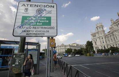 Cartel anunciador de Madrid en la plaza de Cibeles.