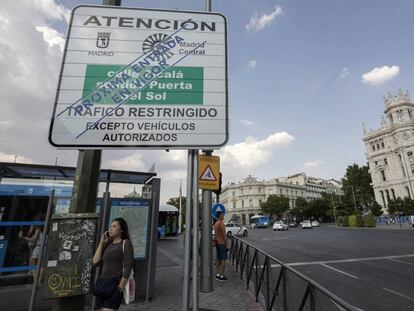 Cartel anunciador de Madrid en la plaza de Cibeles.