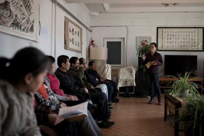 La directora de Vila Rosa, Bei Wei, enseña historia a los internos en el distrito de Yinqing, Beijing, China.