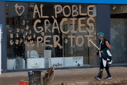  Mensajes de agradecimiento en el escaparate de un comercio en La Torre (Valencia), el 8 de noviembre.