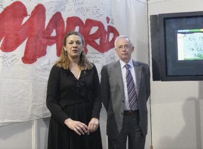 La presidenta de la Asociación 11-M, Pilar Manjón, y el consejero vasco de Justicia, Joseba Azkarraga, en la presentación de la muestra <i>Trazos y puntadas para el recuerdo. Una ventana de paz en Euskadi</i>.