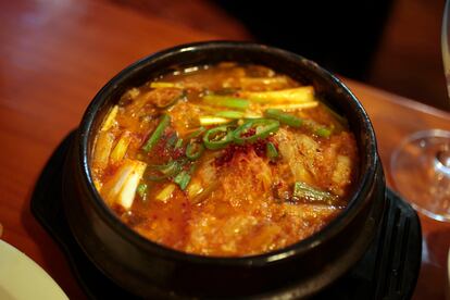 Yuk-gue-chang es una sopa picante de ternera y verduras que se toma en Sarang Bang.