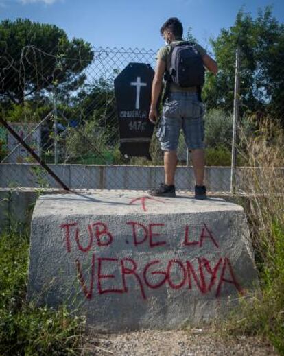 Una pintada i un taüt de cartró al tub de l'abocament.