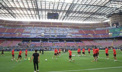 Vista del entrenamiento del Atlético de Madrid en San Siro, Milán.
