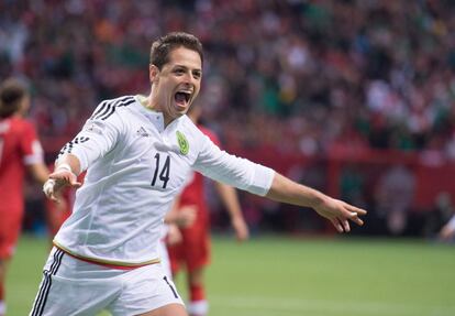 Javier Hernández celebra su gol.