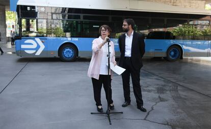 Inés Sabanés y Alvaro Fernandez de Heredia, gerente de la EMT, durante la presentación de la nueva imagen corporativa de la Empresa.