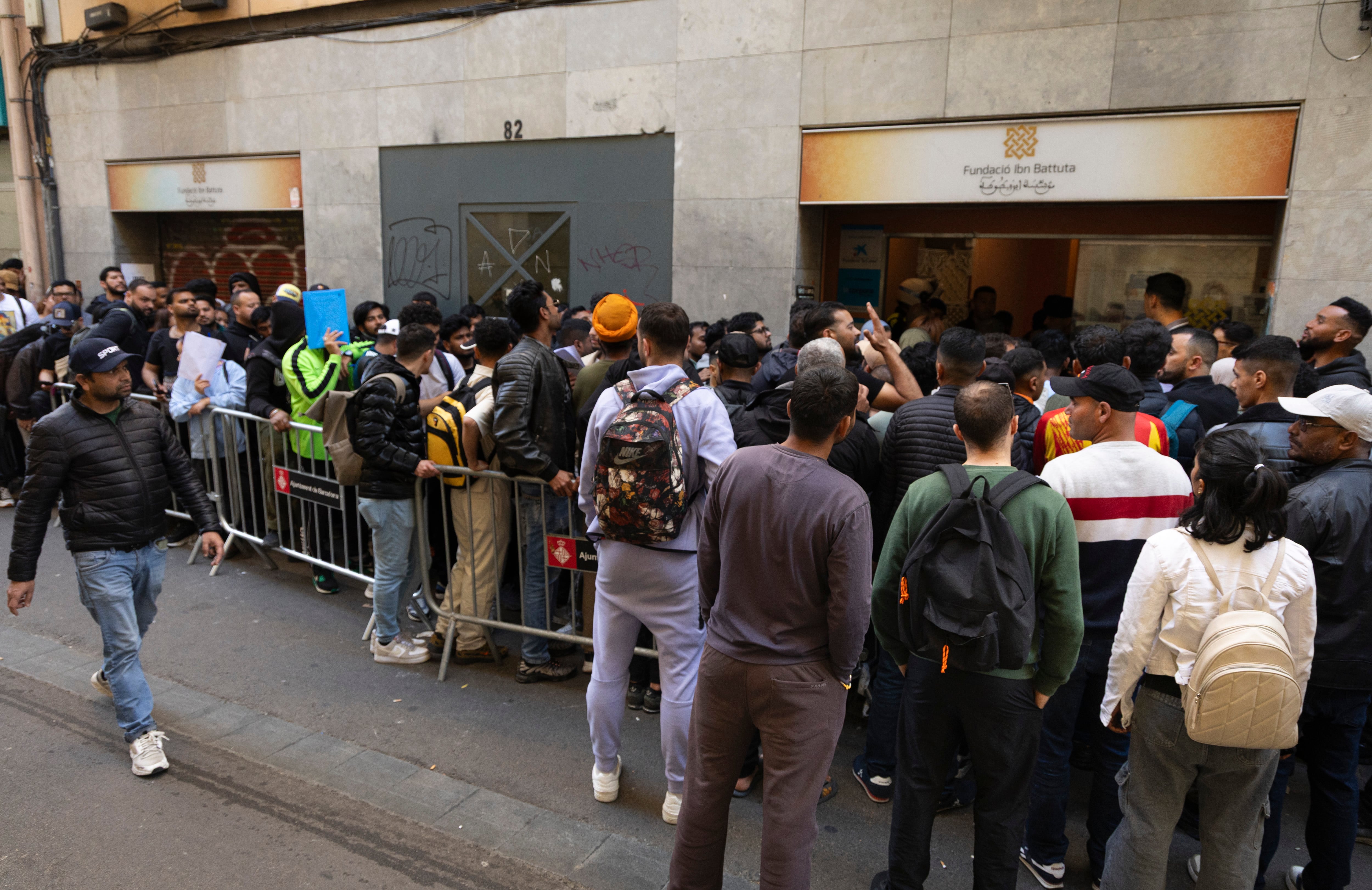 The traffic jam to obtain an appointment at the police station for the identity card worries already regularized immigrants