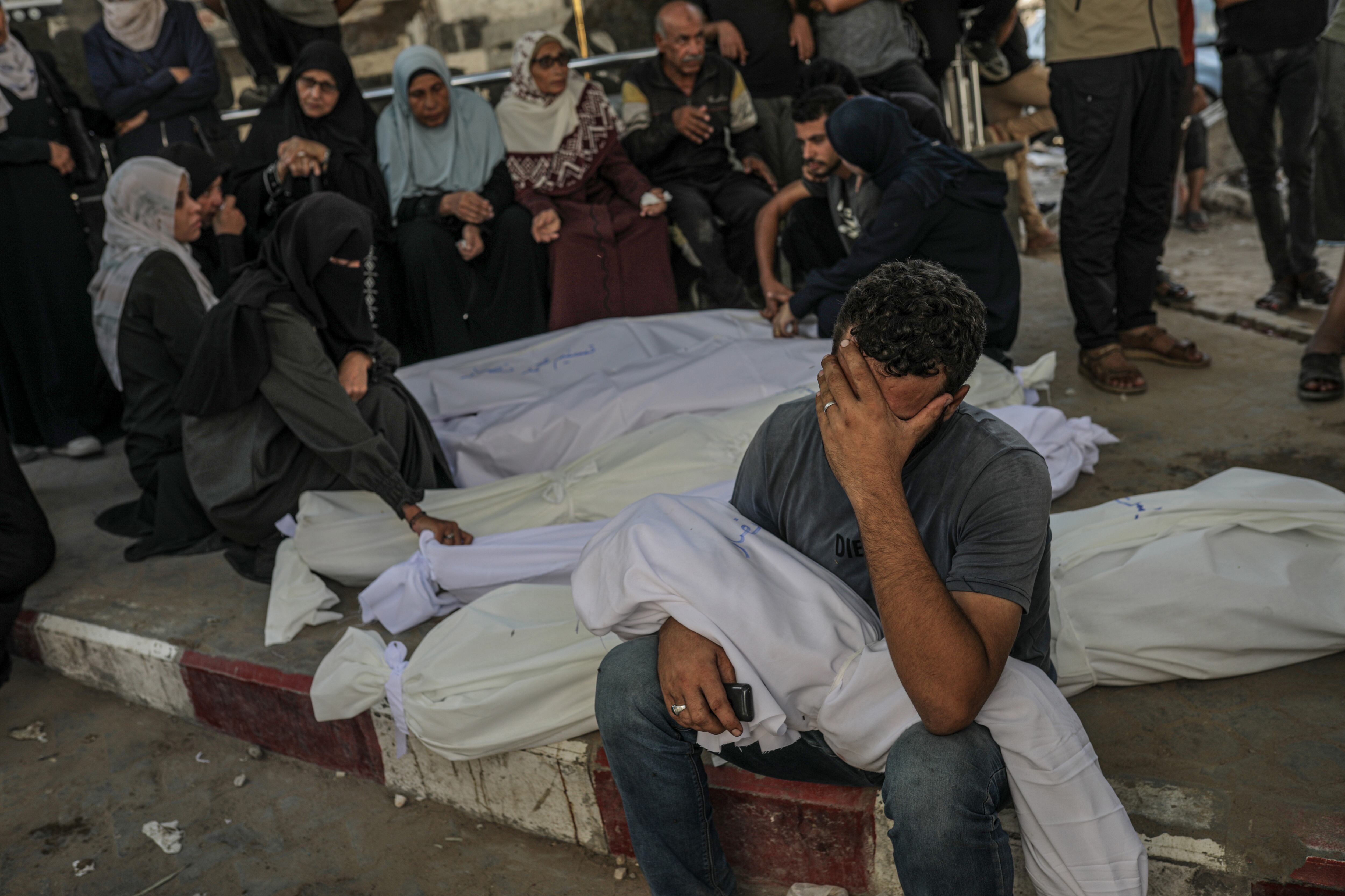 Familiares lloran junto a cuerpos cubiertos en el hospital Al Shifa tras un ataque aéreo israelí, en la Franja de Gaza, el 29 de agosto de 2025. 