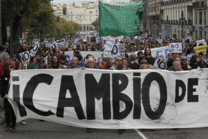 La cabecera de la protesta sube la calle Alcalá hacia la Puerta del Sol de Madrid, ayer a mediodía.