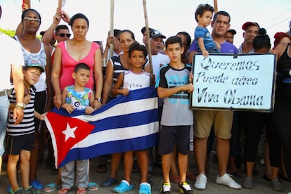 El viernes en la tarde, los cubanos salieron de la bodega en la que permanecían para agradecer al pueblo de Turbo las muestras de solidaridad que han tenido con ellos.