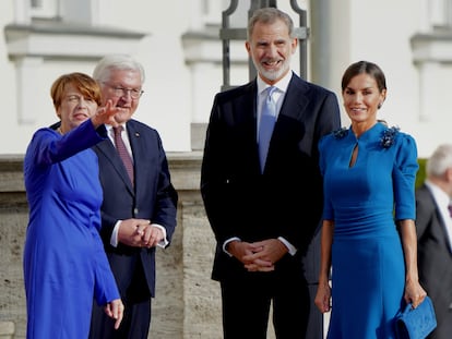 El presidente alemán, Frank-Walter Steinmeier, y su esposa, Elke Büdenbender, reciben a los Reyes en el palacio de Bellevue, en Berlín.